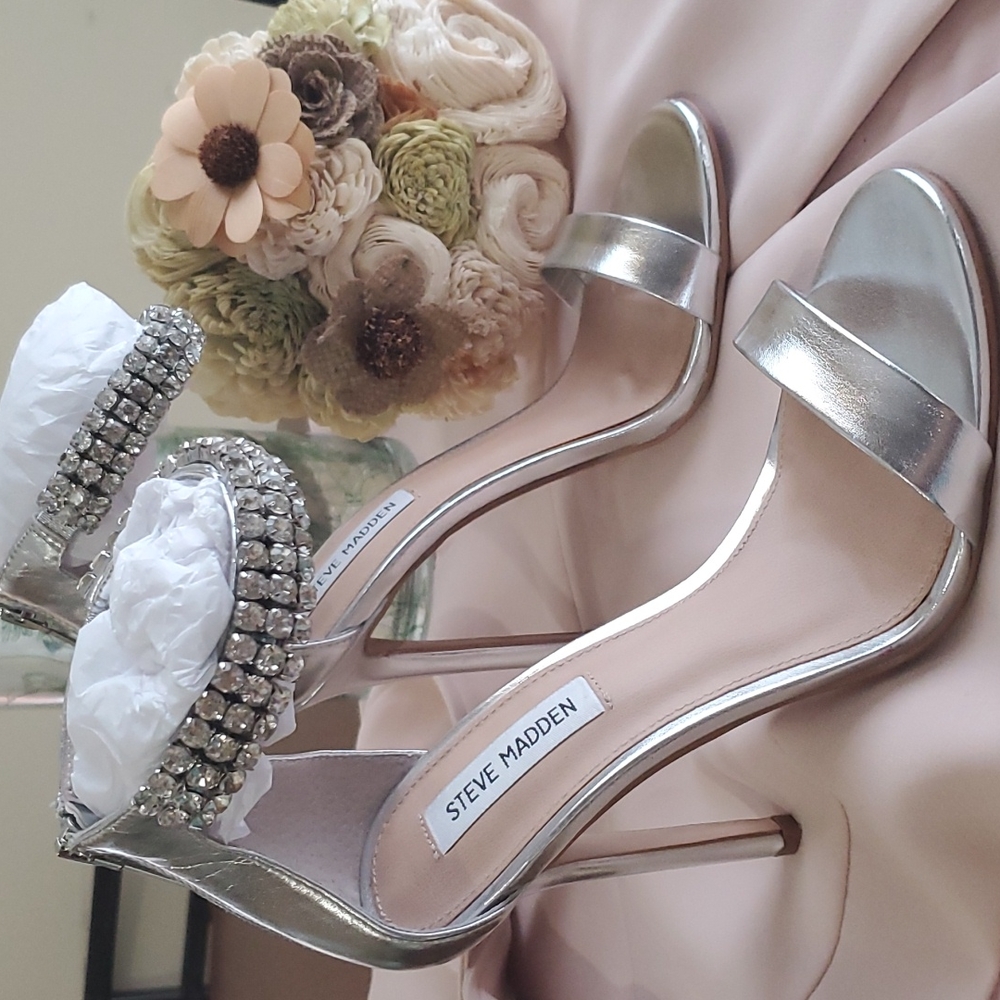 STEVE MADDEN RANDO CRYSTAL SANDAL IN SILVER